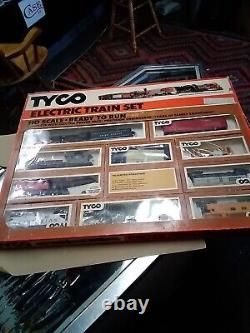 1970's Tyco Electric Train Set HO Scale Ready to Run Unnion Pacific 11 cars