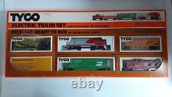 Tyco Electric Train HO Scale Ready to Run Diesel Freight Santa Fe Set