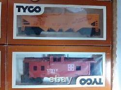 Tyco Electric Train HO Scale Ready to Run Diesel Freight Santa Fe Set