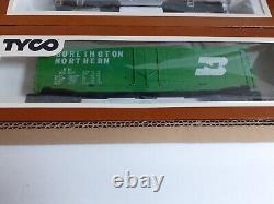 Tyco Electric Train HO Scale Ready to Run Diesel Freight Santa Fe Set