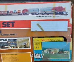 Tyco Electric Train Set HO Scale Ready to Run Diesel Freight Santa Fe Vintage