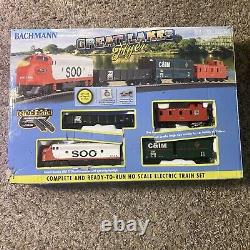 Bachman Trains GREAT lakes flyer COMPLETE AND READY TO RUN Scale TRAIN set translates to: Ensemble de train Bachman Trains GREAT Lakes Flyer COMPLET ET PRÊT À L'EMPLOI en échelle.