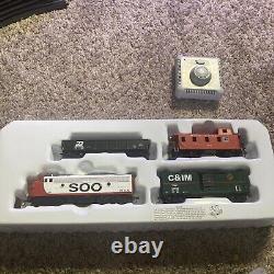 Bachman Trains GREAT lakes flyer COMPLETE AND READY TO RUN Scale TRAIN set translates to: Ensemble de train Bachman Trains GREAT Lakes Flyer COMPLET ET PRÊT À L'EMPLOI en échelle.