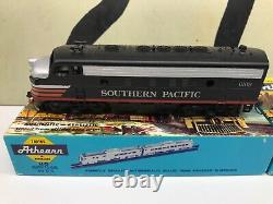 En français, le titre traduit serait : Ensemble de 2 locomotives Southern Pacific Black Widow F7A F7B à l'échelle Ho, alimentées, prêtes à rouler (RTR).