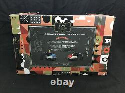 Ensemble de deux voitures télécommandées de modèle nostalgique pour manèges de voiture tampon.