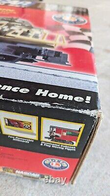 Lionel 7-11004 Ensemble de train NASCAR O-Gauge prêt à fonctionner en boîte neuve usée