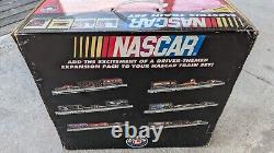 Lionel 7-11004 Ensemble de train NASCAR O-Gauge prêt à fonctionner en boîte neuve usée